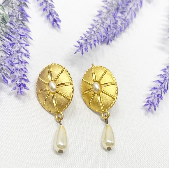 Vintage Jewelry - Vintage Venue Stunning Matte Gold Tone Tear Drop Pearl Clip On Earrings